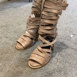 Freebird Makayla blush Strappy Sandals 6 new